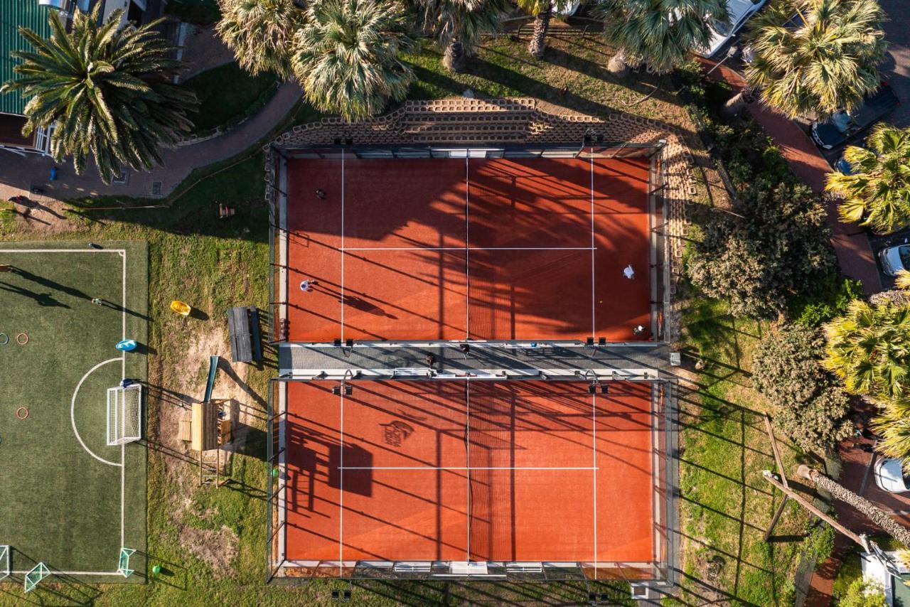 더 베이 호텔 케이프타운 외부 사진 Aerial view of the tennis courts