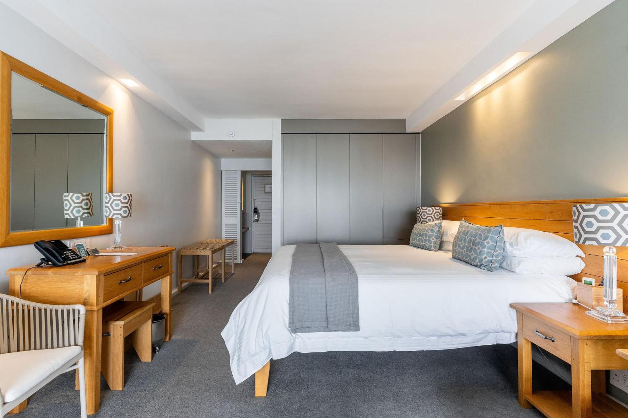 더 베이 호텔 케이프타운 객실 사진 A bedroom at the Protea Hotel, Waterfront, Cape Town